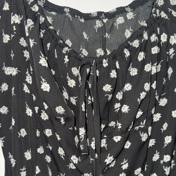 Elegant Black Floral Dress - Picture 4 of 4